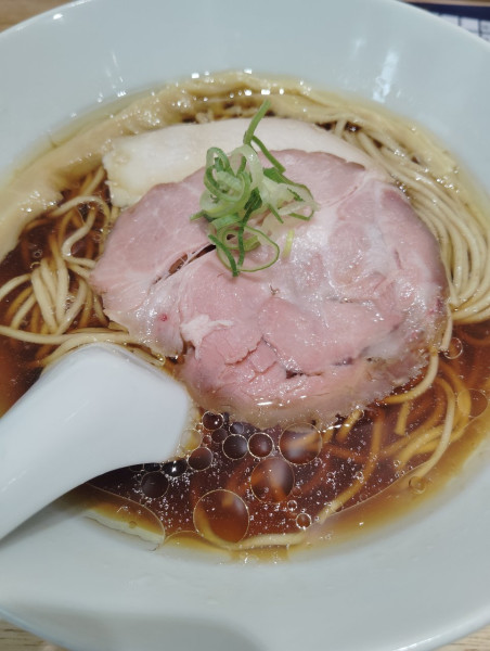 「醤油らぁ面」@らぁ麺 ゆかり 京橋店の写真