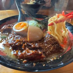 とんこつ醤油らーめん+なんちゃ+煮たまご　1400円