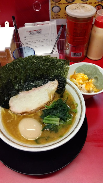 「のりたまラーメン+半玉子まぶし」@家系ラーメン王道家直伝 との丸家 松飛台店の写真