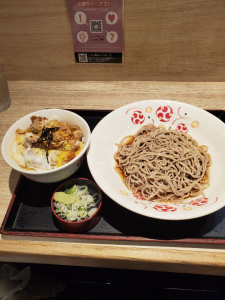 「ミニカツ丼セット　冷たいそば」@いろり庵きらく 横浜北口店の写真