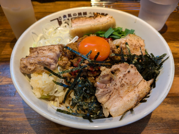 「やみつき豚まぜそば(1180円)」@本気の焼豚 プルプル食堂の写真