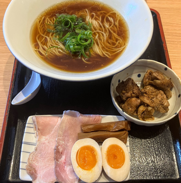 「醤油らぁ麺900円半熟味玉120円ｼﾞｬｰｸﾁｷﾝ160円」@松戸富田製麺 ららぽーとTOKYO-BAY店の写真