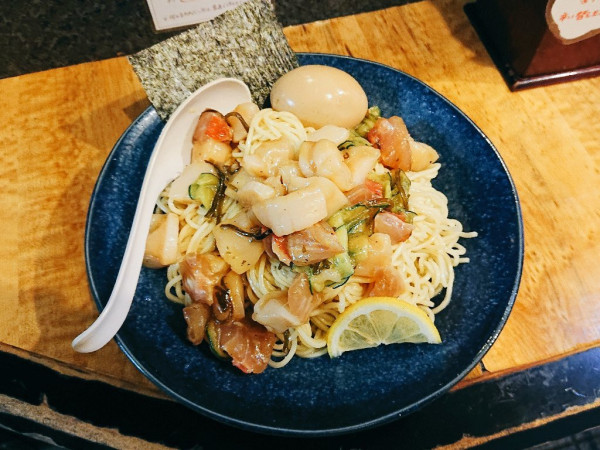 「本日の裏そば：金目鯛と帆立と昆布の冷やしカルパッチョ」@塩そば 桑ばらの写真