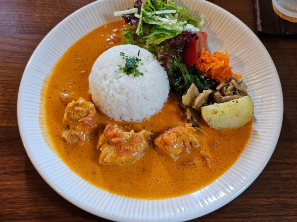 「【週替わりランチ】バターチキンカレー　1200円」@かなぎカフェ メーロの写真