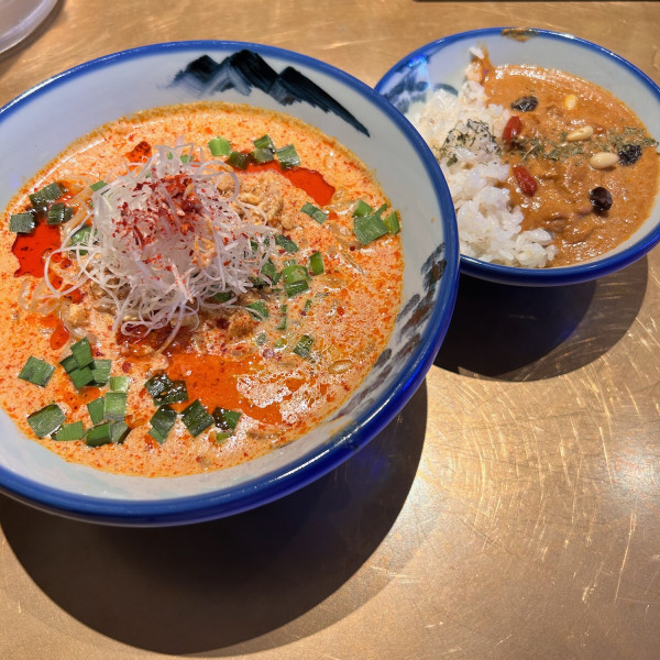 ヴィーガン豆乳担々麺（1790円）＋薬膳ヴィーガンカリー（990円）