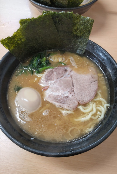 「らーめん770円 + 煮卵」@横浜家系  一二三家の写真