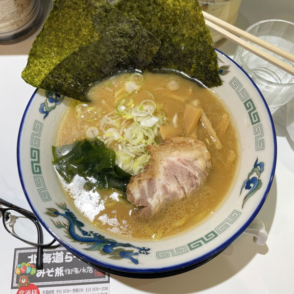 「旭川醤油らーめん」@北海道らーめん みんなのみそ熊の写真