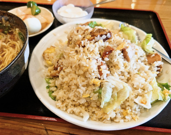 「本日のランチ⑤唐揚げと野菜入り黒胡椒チャーハンと小ラーメン」@元祥 根戸店の写真