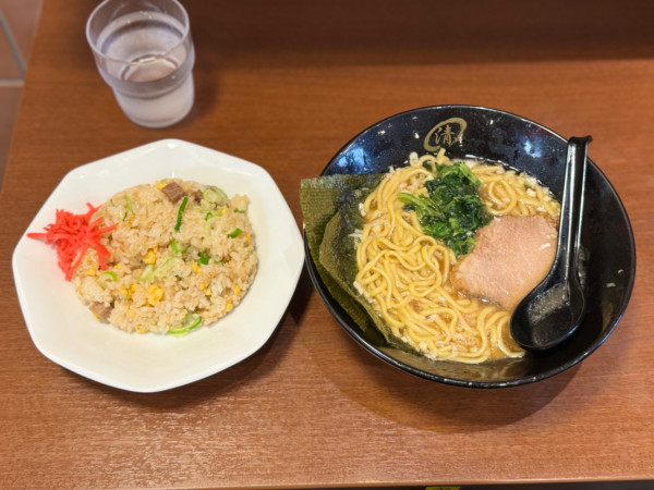 「ラーメン(硬め800円＋(仮)オープン特典無料ミニチャーハン」@横浜家系 清せ家の写真