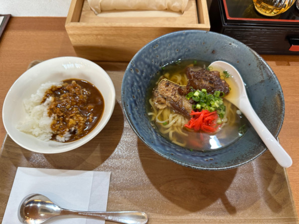 「ソーキそば（並盛）900円＋ミニカレー300円」@トトノ食堂の写真