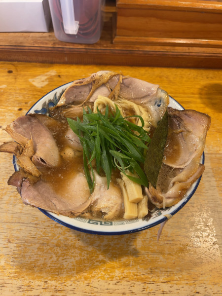 「蔵出し醤油チャーシュー麺（1375円）」@新在家ラーメン もんどの写真