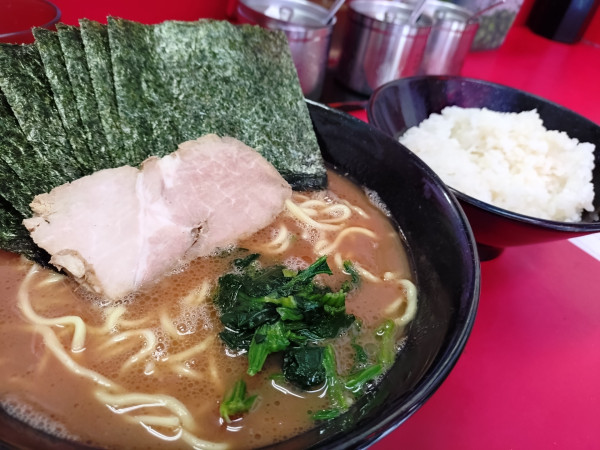 「ラーメン、海苔、無料ライス」@横浜家系ラーメン 武蔵家 千歳烏山店の写真