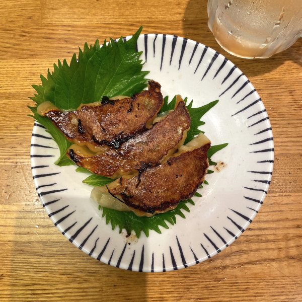 「シソ巻き焼き餃子 3個」@てんぐ大ホール 鶴見東口店の写真