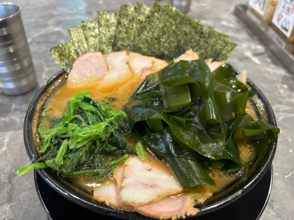「チャーシューメン5枚　のり　生わかめ　カタコイオオ」@家系ラーメン がくの写真