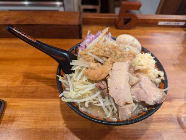 「豚らーめん　味玉　タマネギ」@東京ぶたくらぶの写真