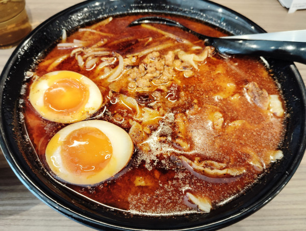 「麻辣刀削麺+味付け玉子」@ラーメンセンター炎 西早稲田店の写真