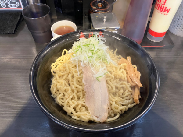 「しょうゆ油そば＋特盛」@油そば 春日亭 神田店の写真