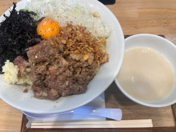 「牛まぜそば　牛すじトッピング」@自家製中華そば 麺の虜の写真