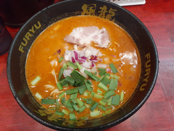 「辛ラーメン、替玉２玉」@とんこつラーメン 博多風龍 渋谷店の写真