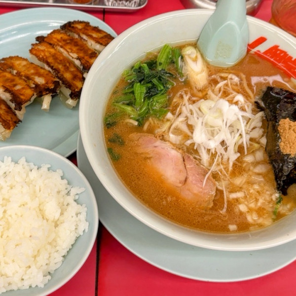 「【期間限定】和節醤油とんこつラーメン餃子セット￥1,270他」@ラーメン山岡家 水戸南店の写真