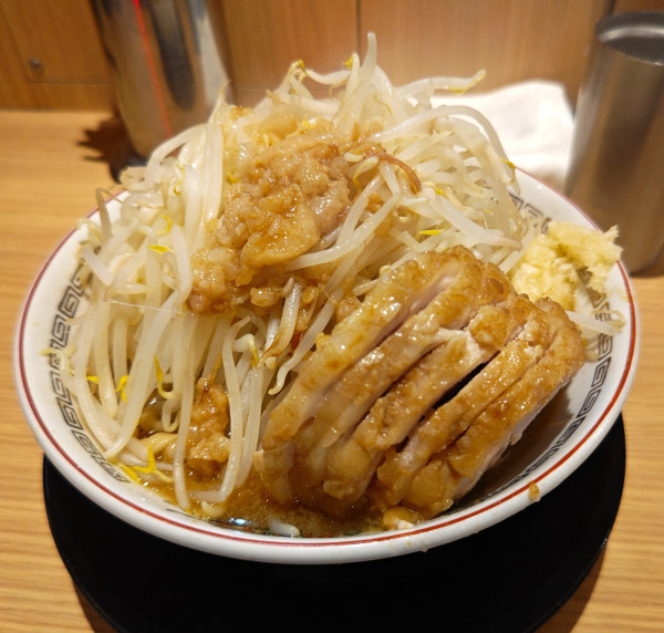 「小ぶたラーメン（全マシ）」@ラーメン豚山 東京ラーメン横丁店の写真