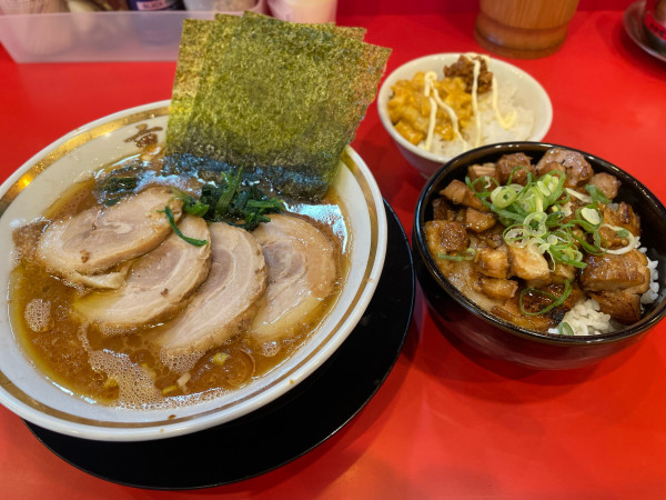 「煮豚チャーシューメン」@家系ラーメン 裏大輝家 青物横丁店の写真