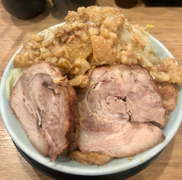 「ラーメン 豚増し1枚 生卵 1000+200+100円」@俺の生きる道 上野店の写真