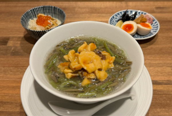 「【限定】冷やしらぁ麺 がごめ昆布水×ホヤ×じゅんさい、みず」@酒肴場 屯の写真