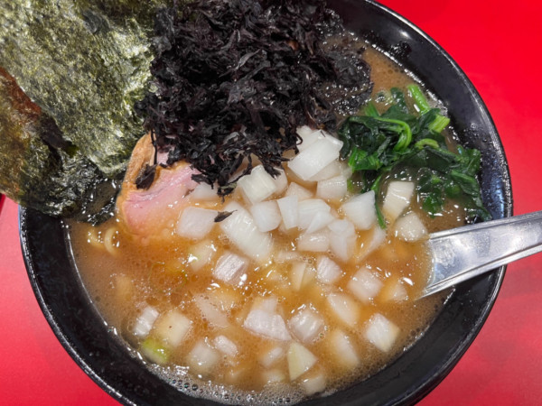 「ラーメン900円＋岩のり100円＋玉ネギ120円」@鬼道家の写真