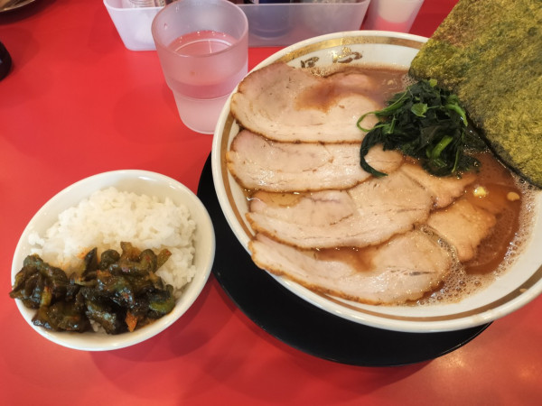 「チャーシュー麺中盛り ライスバー」@家系ラーメン 裏大輝家 青物横丁店の写真