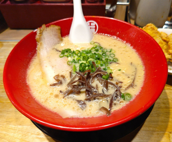 「特製ラーメン+唐揚げ×2+替え玉」@豚骨らーめん 福の軒 秋葉原店の写真