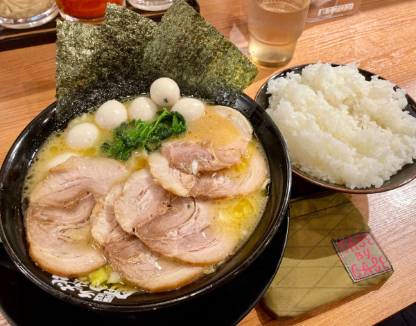 「チャーシューメン＋うずら増し＋大ライス」@町田商店 東京ラーメン横丁店の写真