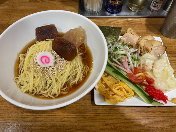 「海老ワンタン入り特製冷やし中華（大盛）」@スミレ食堂の写真