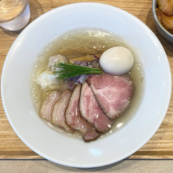 「特製 中華そば〈塩〉 ¥1,700 吊るし焼きバラ丼 ¥500」@宍道湖しじみ中華蕎麦 琥珀 東京本店の写真