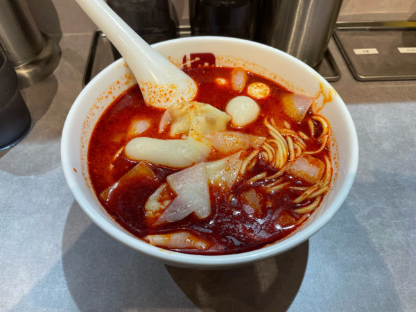 「担々 + 中華麺 + トッポギ + うずら + ワンタン + 玉」@七宝麻辣湯 三鷹店の写真