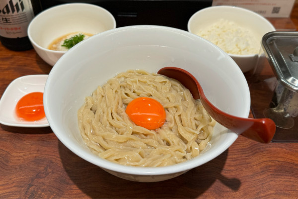 「塩昆布水のTKM（卵かけ麺）、追い卵、ご飯」@三馬路 東京店の写真