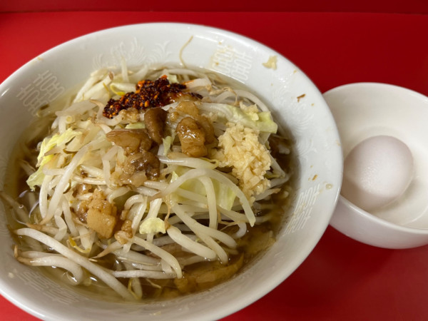 「小豚（ニンニク少なめ・脂・ラー油）＋生卵：900＋50円」@ラーメン二郎 千住大橋駅前店の写真