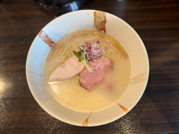 「濃厚貝出汁白湯らーめん(塩)950円」@麺処 まろの写真