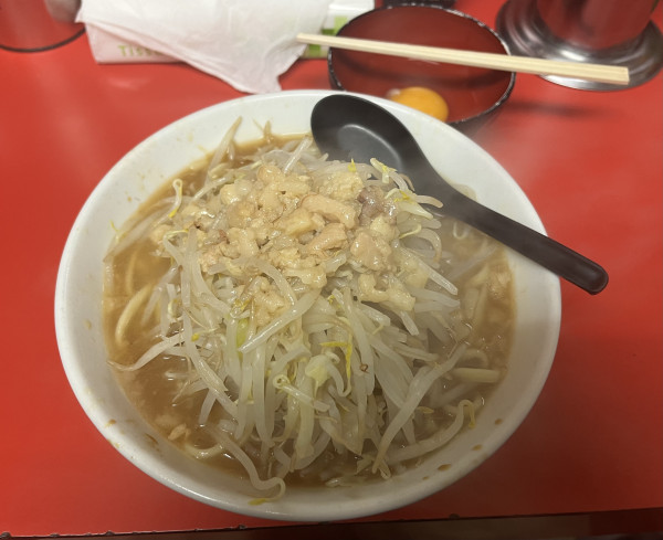 「小ラーメン麺半分アブラ+ブタ一枚+生卵」@ラーメン二郎 仙台店の写真