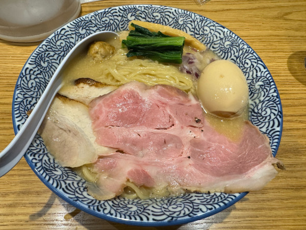 「味玉濃厚鶏白湯」@鶏節麺 かびらの写真