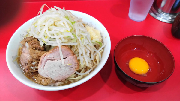 「小ラーメン（800円）＋冷やし（100円）＋生卵　ニンニク」@ラーメン二郎 生田駅前店の写真