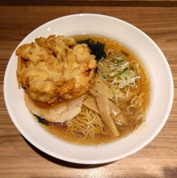 「中華そば+かき揚げ(610円)」@そば処中山道 大宮8・9番線店の写真