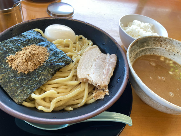 「つけ麺+🉐パスポート味玉+ランチタイムサービスライス」@横浜家系ラーメン 宮本商店 ひたちなか店の写真