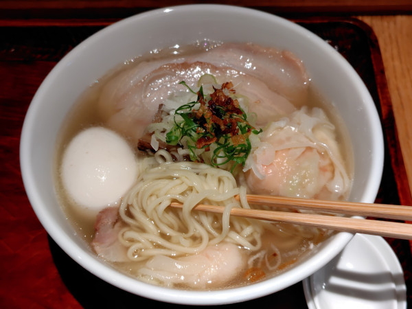 「らー麺(塩)特製A·半ライス」@らー麺 本間の写真