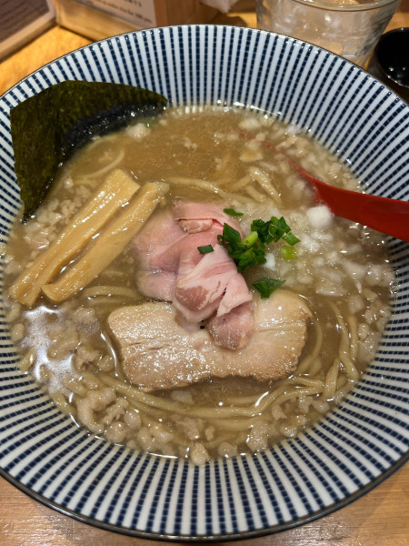 「背脂煮干しラーメン」@焼きあご塩らー麺 たかはし 上野店の写真