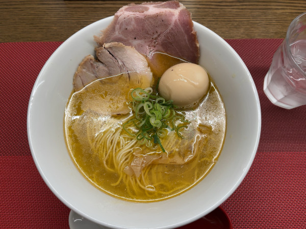 「塩らぁめん900円　味玉150円」@麺LOUISの写真