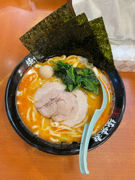 「辛豚ラーメン(950円)」@横浜家系ラーメン 極味家の写真