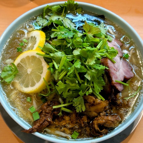 「東南アジアの牛塩そば 大　1,400円＋パクチー100円」@ラーメン くにおの写真