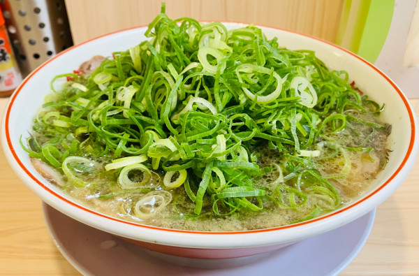 「ラーメン(大) 九条ネギ増し」@本家 第一旭 新宿店の写真