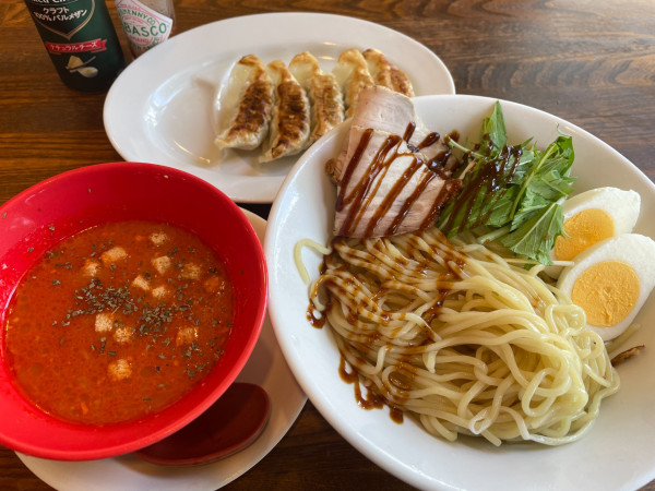 「限定：冷やしトマトつけ麺：930円（＋餃子:クーポン無料）」@完熟らーめん本丸 二本松店の写真